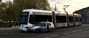 Tram-Unfall am Dienstagmorgen: Ein Kleinwagen kollidierte mit einer Straßenbahn unmittelbar vor der Halltestelle Burgstraße/ Klinikum.