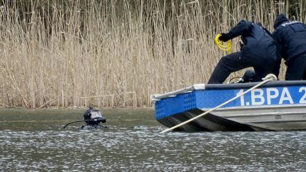 Bereits Ende März suchten die Ermittler im Herzberger See in Brandenburg. 