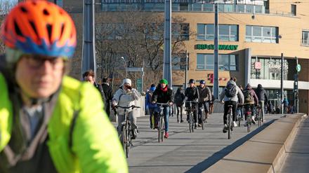 Auf der langen Brücke sind oft viele Fahrräder unterwegs. Am Dienstag kam es zum Zusammenstoß zweier E-Bikes. (Symbolbild)
