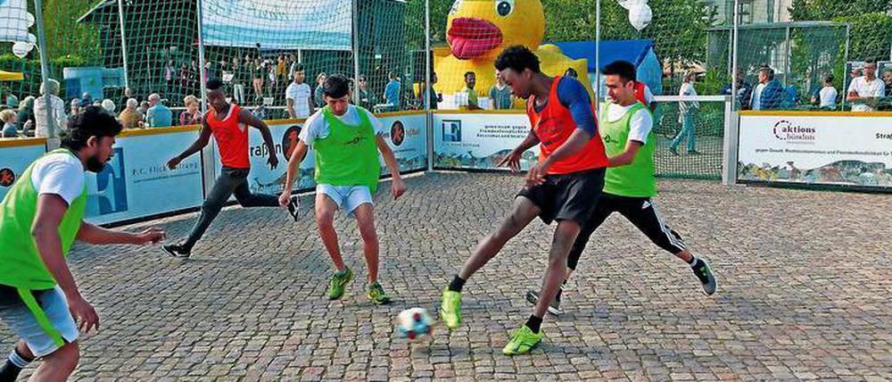 Einheitskick. Auf Toleranz und Fairplay wird beim Streetsoccer großen Wert gelegt.