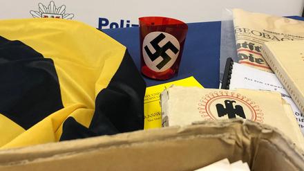 Polizei präsentiert Ausbeute der Razzia in der Neonazi-Szene