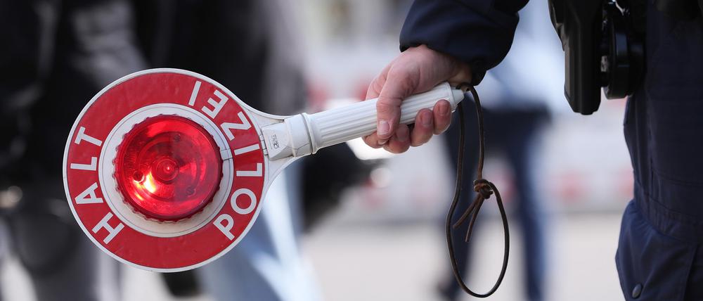 "Kaum ein Radler hält an den Haltestellen, obwohl Menschen ein-/aussteigen."
