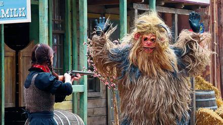 In der neuen Westernshow „Tierisch verdreht“ im Filmpark Babelsberg bekommt es Martin Lederer als „Big Foot“ mit der wehrhaften „Farmer-Lady“ Anja Flugge zu tun. 