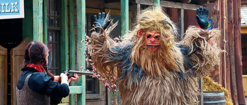 In der neuen Westernshow „Tierisch verdreht“ im Filmpark Babelsberg bekommt es Martin Lederer als „Big Foot“ mit der wehrhaften „Farmer-Lady“ Anja Flugge zu tun. 