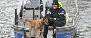 Im März suchte die Polizei mit einem Spürhund auf dem Storkower Kanal in Brandenburg nach der vermissten Rebecca.