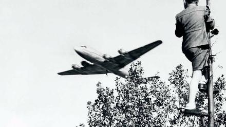 Während der Luftbrücke brachten US-amerikanische und britische Flugzeuge Versorgungsgüter bis nach West-Berlin. 