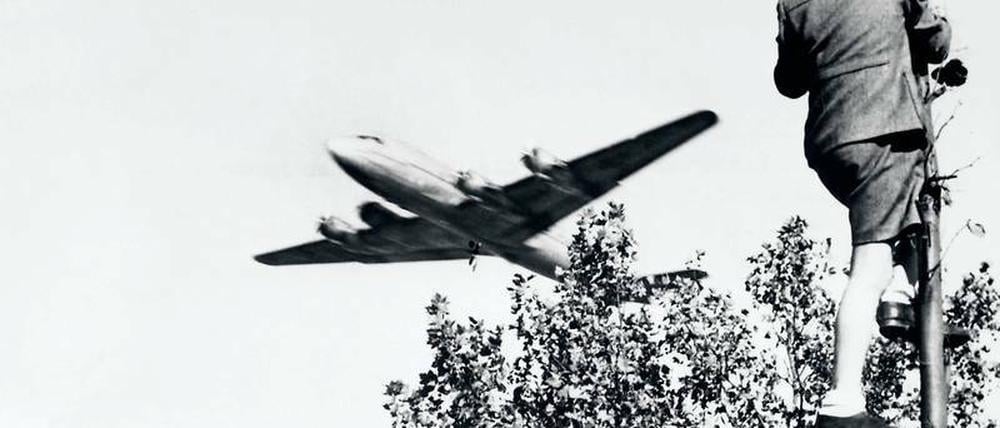 Während der Luftbrücke brachten US-amerikanische und britische Flugzeuge Versorgungsgüter bis nach West-Berlin. 
