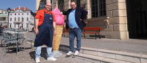 Der Chef der Eisherstellung, Antonio Palummo, und Inhaber Giorgia Cuccia vor dem neuen Eiscafé San Giorgio – direkt gelegen am Alten Markt