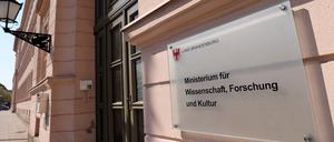 Das Wissenschaftsministerium ist derzeit im Gebäude der Stiftung Großes Waisenhaus in der Potsdamer Innenstadt untergebracht. Geführt wird das Ressort von Martina Münch (SPD). Sollte sie nach der Landtagswahl im Amt bleiben, hätte sie sicher nichts gegen einen Umzug: Sie wohnt in Cottbus.