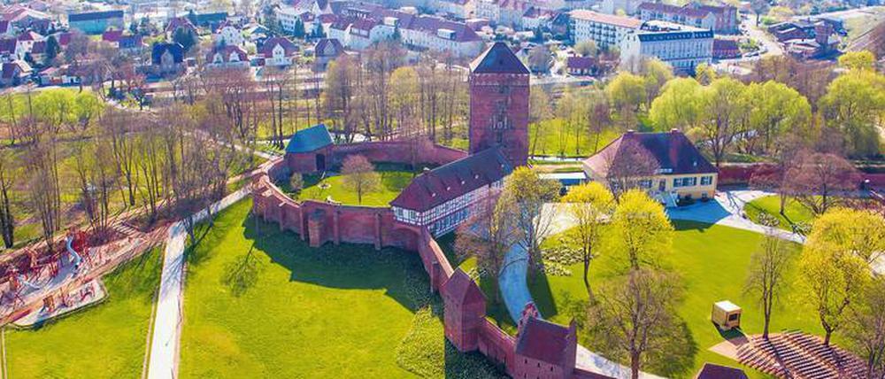 Die Alte Bischofsburg und die Stadtmauer von Wittstock liegen mitten auf dem Gelände der Landesgartenschau. 