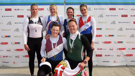 Mit Medaille dekoriert. Die Potsdamerin Annabel Oertel (l.) gewann Silber im Zweier.