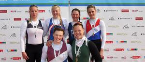 Mit Medaille dekoriert. Die Potsdamerin Annabel Oertel (l.) gewann Silber im Zweier.