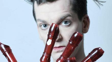 Gabor Vosteen mit den Flötenhänden tritt bei den diesjährigen Musikfestspielen Potsdam-Sanssouci auf.