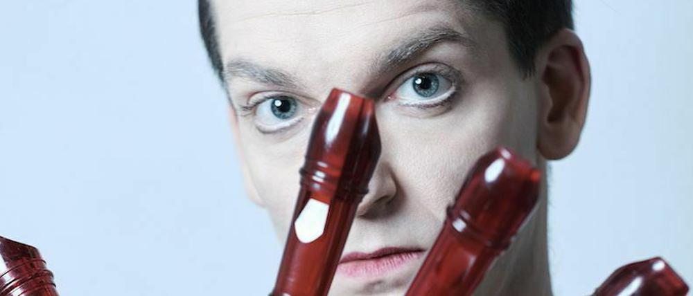 Gabor Vosteen mit den Flötenhänden tritt bei den diesjährigen Musikfestspielen Potsdam-Sanssouci auf.