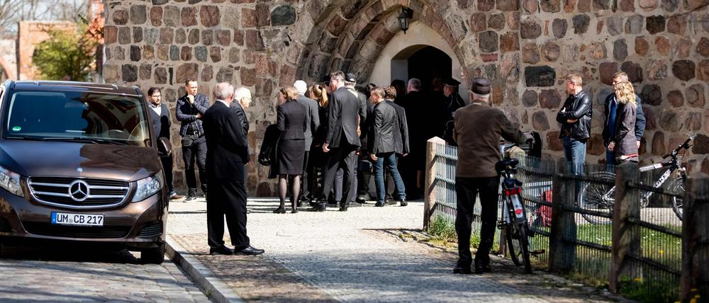 Gäste und Verwandte vor der Maria-Magdalenen-Kirche in Templin.
