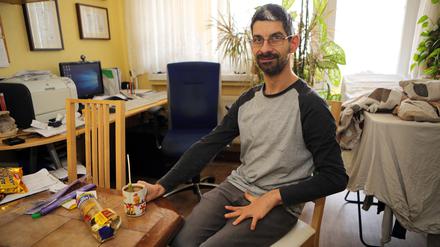 Denis in seiner Wohnung im Staudenhof.