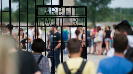 Eine Schülergruppe besichtigt die KZ-Gedenkstätte Sachsenhausen bei Oranienburg.