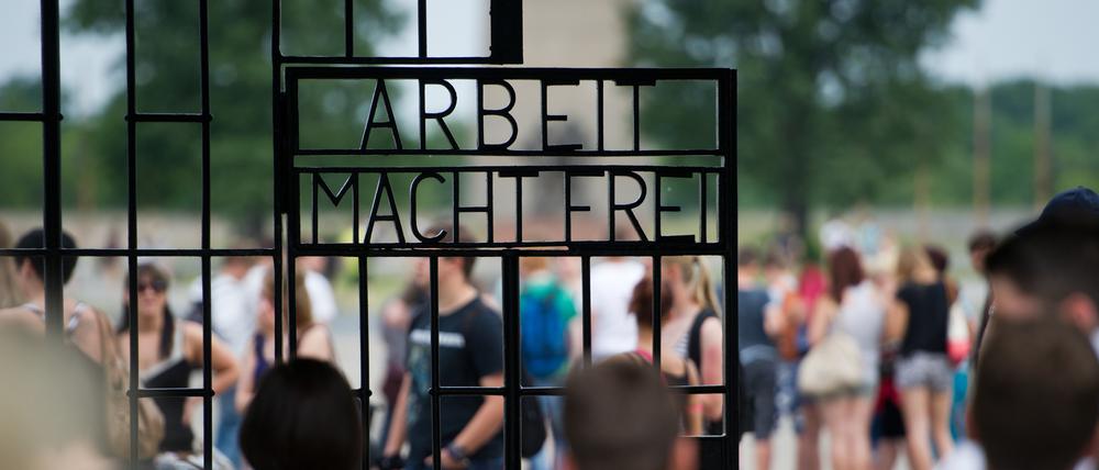 Eine Schülergruppe besichtigt die KZ-Gedenkstätte Sachsenhausen bei Oranienburg.