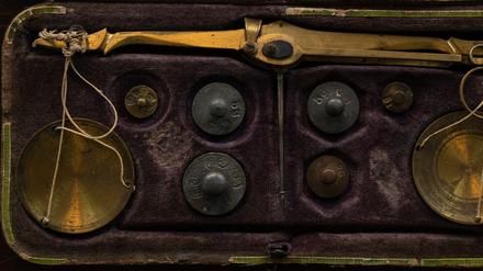 Eine Apothekerwaage aus der ersten Hälfte des 19. Jahrhunderts erinnert daran, dass auch Fontane gelernter Apotheker war.