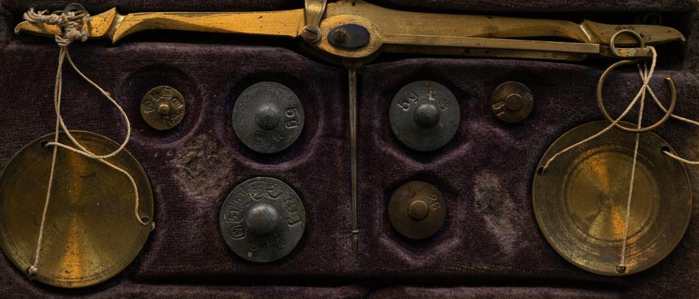 Eine Apothekerwaage aus der ersten Hälfte des 19. Jahrhunderts erinnert daran, dass auch Fontane gelernter Apotheker war.