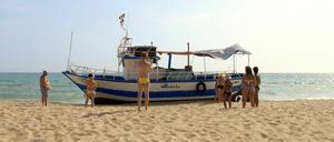 Hintergründig. Was es mit dem verlassenen Boot an der Küste Siziliens auf sich hat, wollen nicht nur die Touristen wissen. Der Zuschauer erfährt erst am Ende des Films, was sich an dem Strand wirklich zugetragen hat. Doch ahnen kann er das schon zuvor.