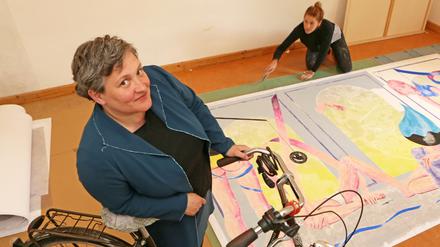 Die Künstlerin Annette Paul begleitet eine rund zweistündige Tour mit dem Rad zu verschiedenen ihrer Babelsberger Künstler-Kollegen.