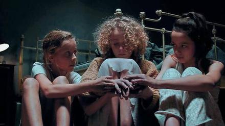 Die drei Schwestern aus Daphne Luckers "Sisters" sind gemeinsam stark.
