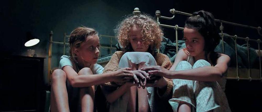 Die drei Schwestern aus Daphne Luckers "Sisters" sind gemeinsam stark.