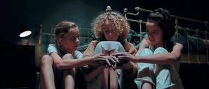 Die drei Schwestern aus Daphne Luckers "Sisters" sind gemeinsam stark.