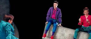 Nur den wenigsten Figuren aus Melvilles „Bartleby“ (hier v.l. Henning Strübbe, Jonas Götzinger, Marie-Therése Fischer) gelingt es , aus dem Hamsterrad auszubrechen.