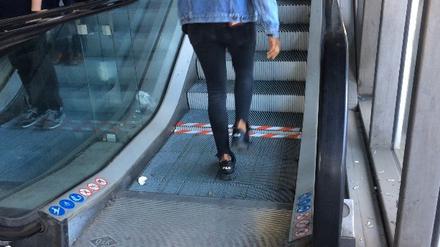 Die Rolltreppe vom Regionalbahngleis 2/4 im Potsdamer Hauptbahnhof ist wieder zugänglich, aber sie bewegt sich nicht.