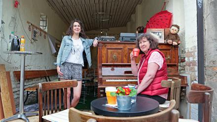 Julia und Gabriele Zimmermann (v.l.) haben 2015 ihre Kulturgarage Werder ins Leben gerufen. Zum fünften Mal gibt es dieses Jahr Lesungen, Theater, Musik und mehr.