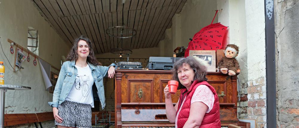 Julia und Gabriele Zimmermann (v.l.) haben 2015 ihre Kulturgarage Werder ins Leben gerufen. Zum fünften Mal gibt es dieses Jahr Lesungen, Theater, Musik und mehr.