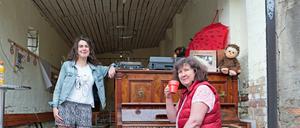 Julia und Gabriele Zimmermann (v.l.) haben 2015 ihre Kulturgarage Werder ins Leben gerufen. Zum fünften Mal gibt es dieses Jahr Lesungen, Theater, Musik und mehr.
