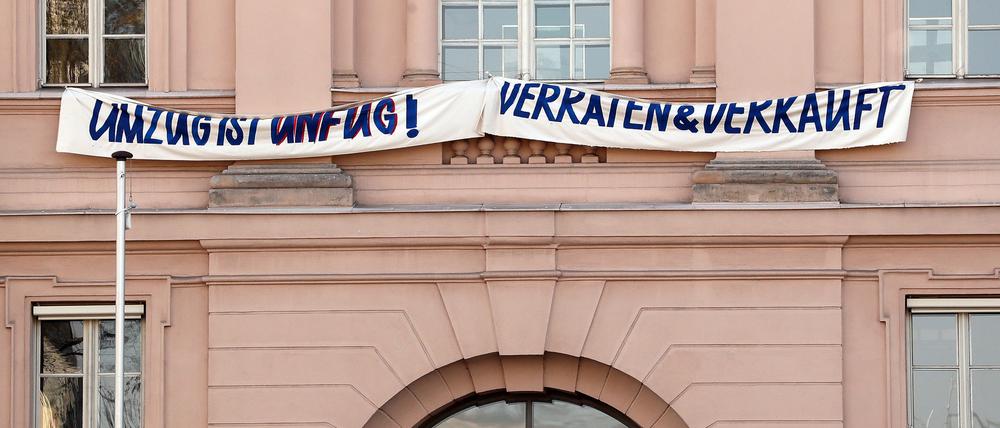 Mitarbeiter des Wissenschaftsministeriums in Potsdam protestieren gegen die Umzugspläne nach Cottbus.