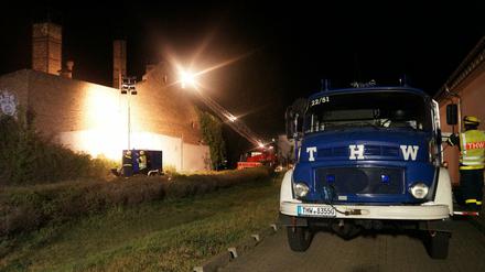 Eingestürztes Dach: Einsatzkräfte suchten am Montagabend in Luckenwalde in diesem alten Industriegebäude nach Kindern, die von Anwohnern dort vermeintlich gehört wurden.