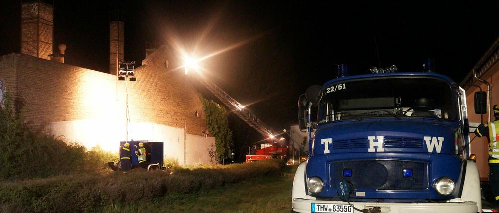 Eingestürztes Dach: Einsatzkräfte suchten am Montagabend in Luckenwalde in diesem alten Industriegebäude nach Kindern, die von Anwohnern dort vermeintlich gehört wurden.