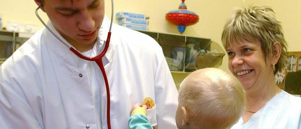 In Brandenburg gibt es auf die Bevölkerung gesehen weniger Ärzte als anderswo in Deutschland. Vor allem fehlen Kinderärzte.