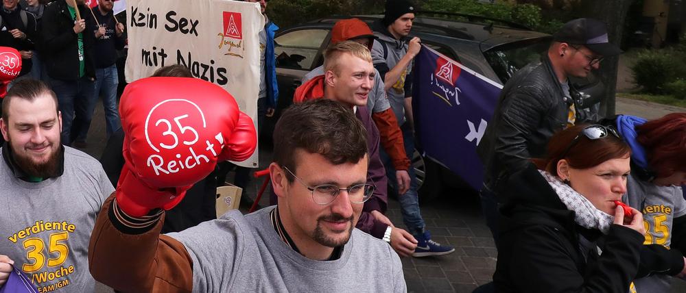 An der DGB-Demo unter dem Motto "Europa. Jetzt aber richtig!" am 1. Mai in Potsdam beteiligten sich etwa 300 Teilnehmer.