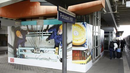 Rollstuhlfahrer kommen nicht vom Bahnsteig in den Potsdamer Hauptbahnhof.