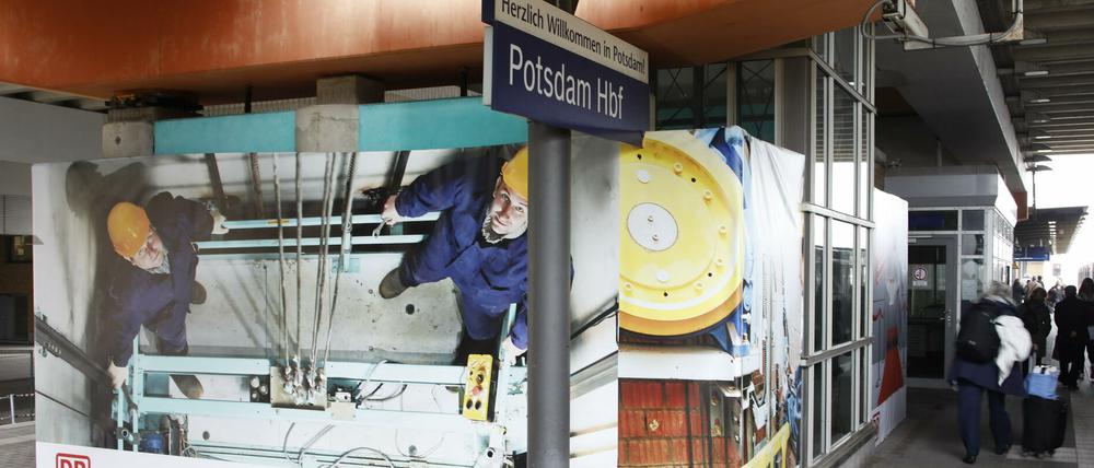 Rollstuhlfahrer kommen nicht vom Bahnsteig in den Potsdamer Hauptbahnhof.