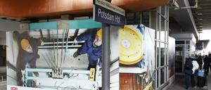 Rollstuhlfahrer kommen nicht vom Bahnsteig in den Potsdamer Hauptbahnhof.