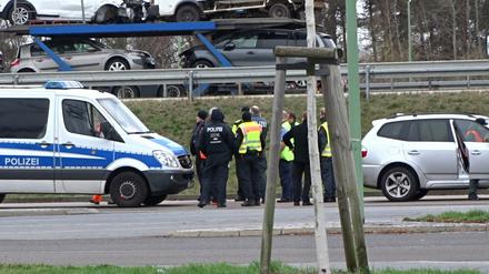 Das Auto von Rebeccas Schwager wurde auf der A12 erfasst. Polizisten und Einsatzkräfte suchten an vielen Stellen der Autobahn, wie hier auf einem Rastplatz, nach der vermissten Schülerin.