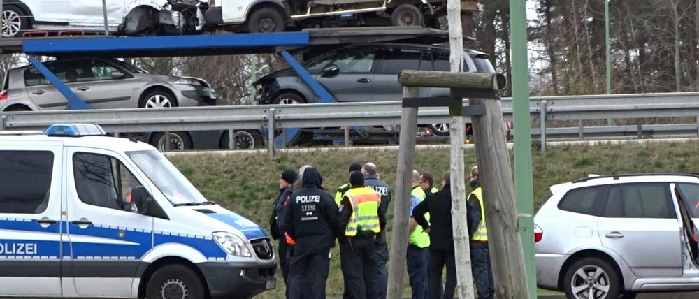 Das Auto von Rebeccas Schwager wurde auf der A12 erfasst. Polizisten und Einsatzkräfte suchten an vielen Stellen der Autobahn, wie hier auf einem Rastplatz, nach der vermissten Schülerin.