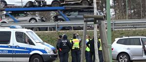 Das Auto von Rebeccas Schwager wurde auf der A12 erfasst. Polizisten und Einsatzkräfte suchten an vielen Stellen der Autobahn, wie hier auf einem Rastplatz, nach der vermissten Schülerin.