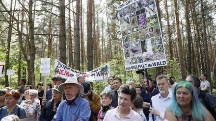 Am 26. April demonstrierten 200 Anwohner gegen den geplanten Pestizid-Einsatz bei Fichtenwalde (Potsdam-Mittelmark).