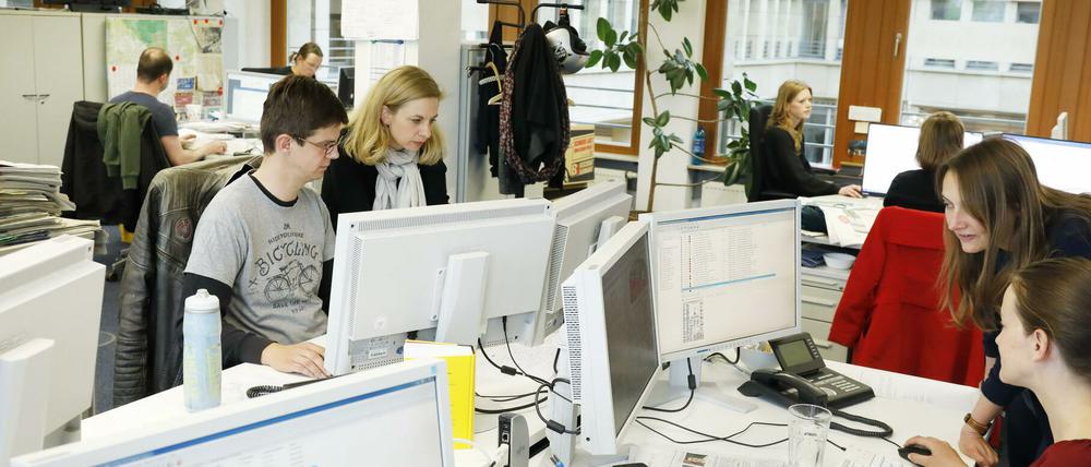 Am PNN-Newsdesk laufen die Fäden der täglichen journalistischen Arbeit zusammen, hier werden Seiten gestaltet und pnn.de koordiniert.