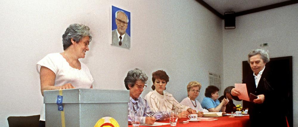 Bei den letzten DDR-Kommunalwahlen am 07. Mai 1989 gibt eine Frau in einem Wahllokal in Ost-Berlin ihre Stimme ab. Am Abend stellt sich heraus: Das Wahlergebnis war gefälscht.