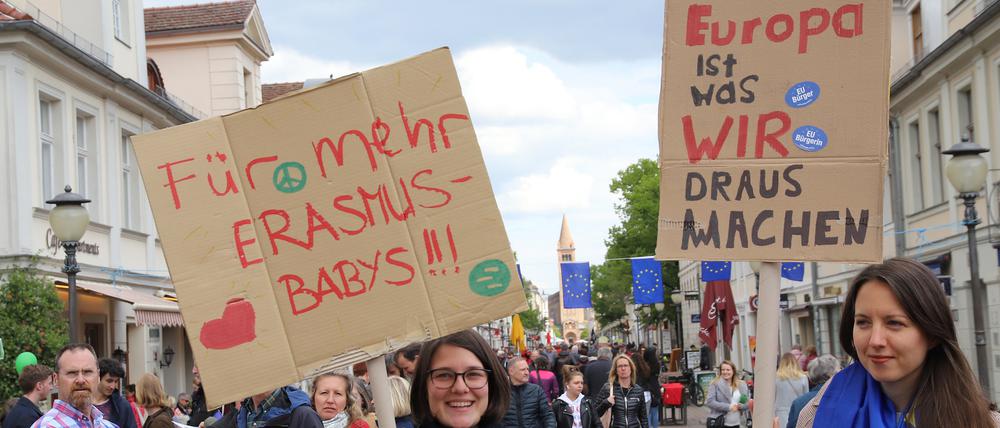 Potsdam, Brandenburger Tor " Pulse of Europe" - Demo (Kundgebung) Foto: Manfred Thomas