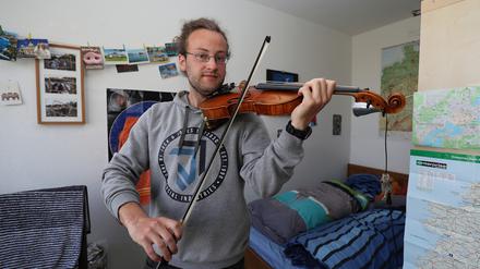 Jakob spielt Geige und wohnt seit Ende letzten Jahres in einer WG im Staudenhof in Potsdams Innenstadt.